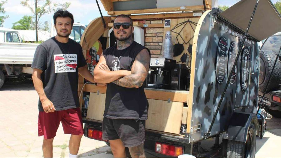 'Karavanda kahve' ile hem çalışıp hem geziyorlar