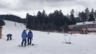 Kars'ta bahar ortasında kayak keyfi