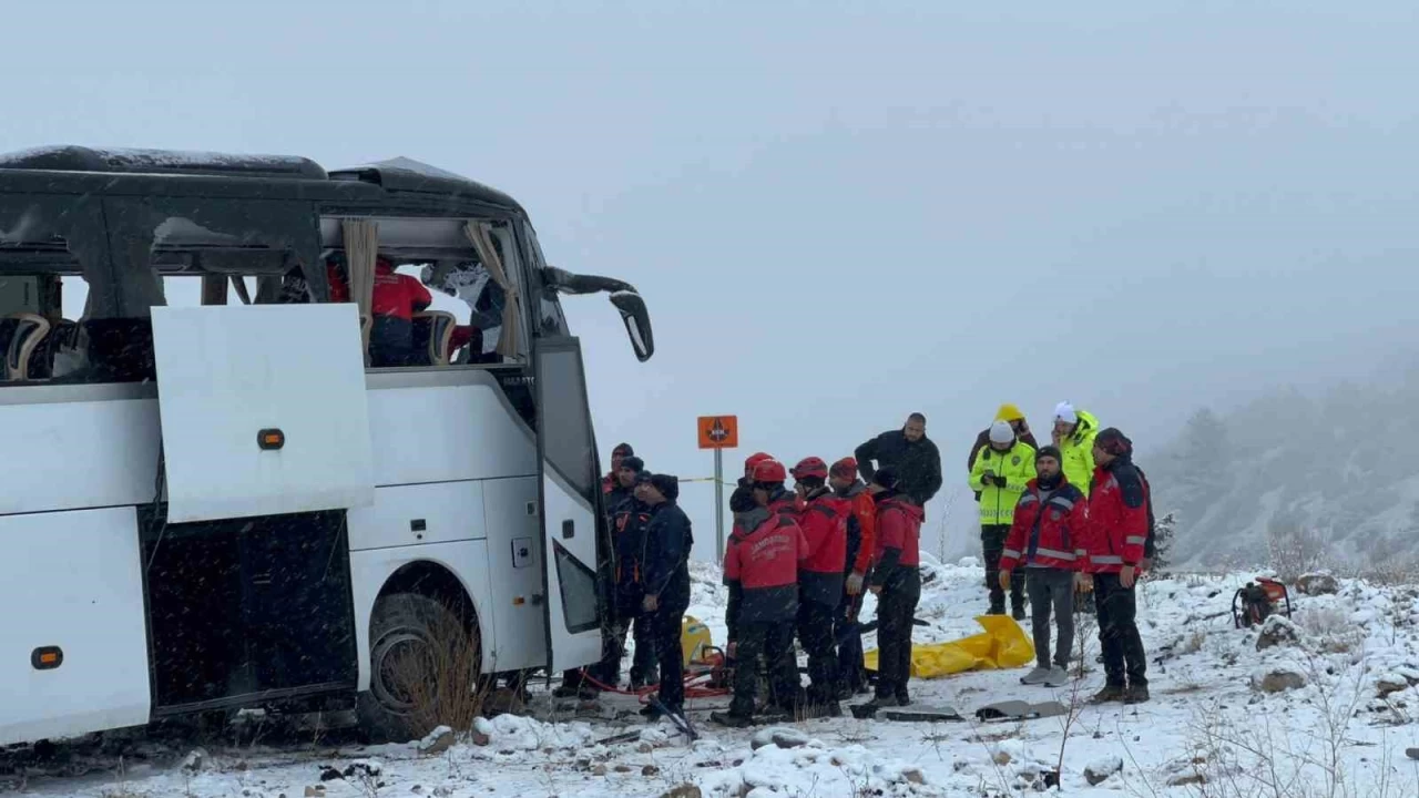 Kars'ta yolcu otobüsünün yaptığı kazada 2 kişi öldü, 8 kişi yaralandı