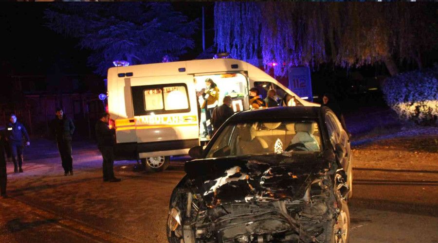 Kartepe'de 3 aracın karıştığı kazada 8 kişi yaralandı