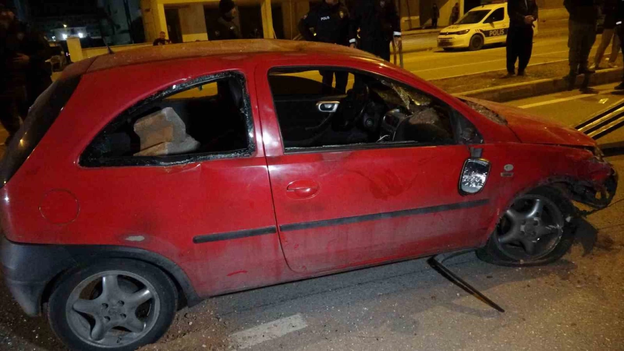 Kazada �len motosiklet s�r�c�s�n�n yak�nlar� �arpan otomobili par�alad�