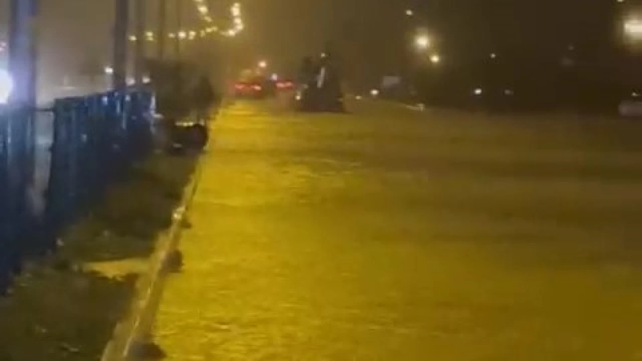 Kazdağları'nda eriyen karlar ve sağanak Edremit'te su baskınlarına neden oldu