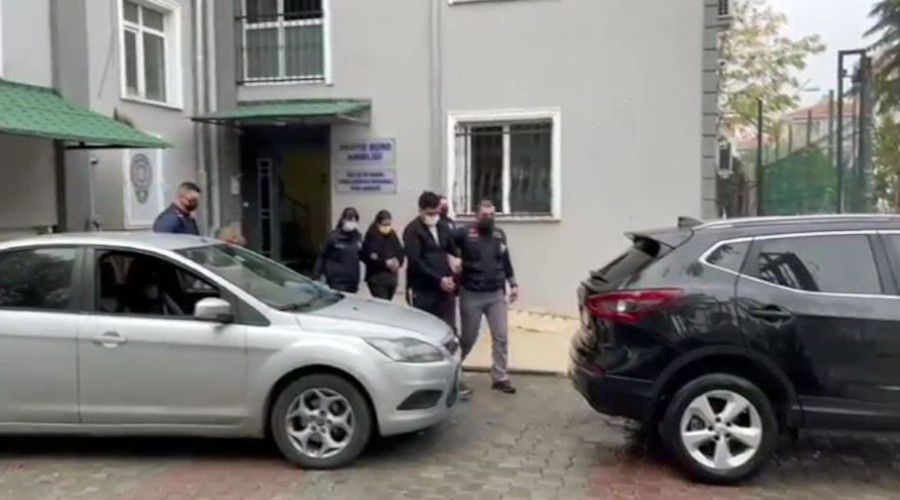 Kendilerine aile g�r�n�m� vererek �al�nt� cep telefonu satan 3 �ah�s yakaland�