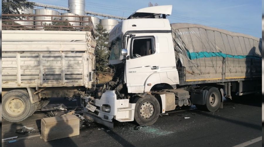 Kırmıza ışıkta bekleyen kamyona tır çarptı