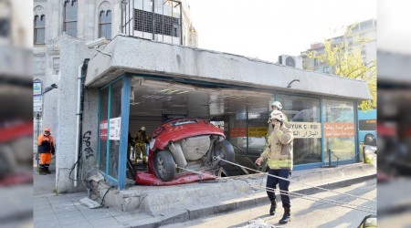 Kırmızıda duramayan araç çarşıya daldı
