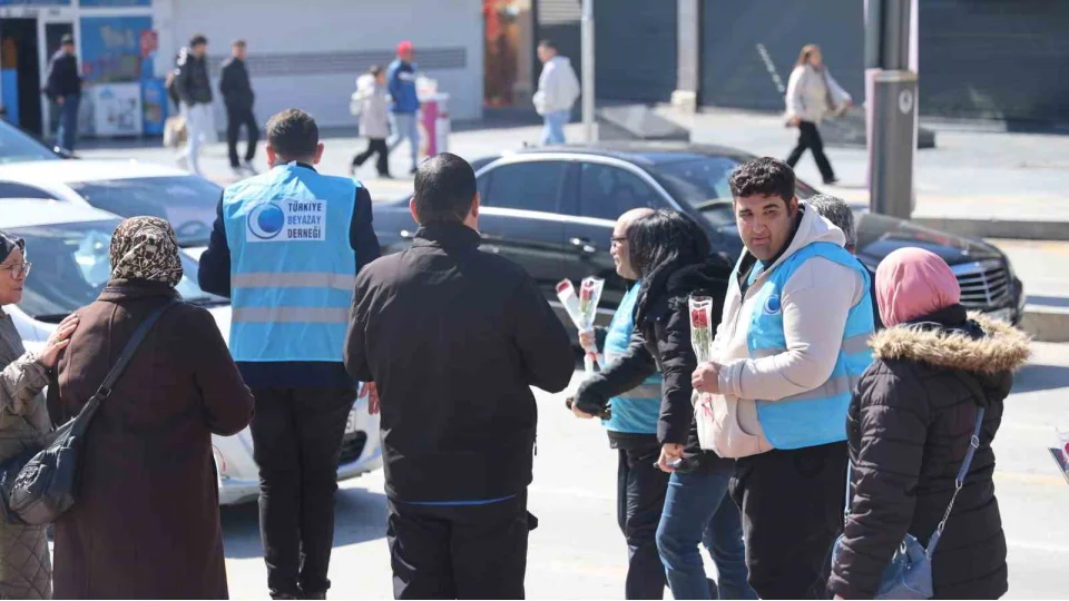 K�r�ehir'de �zel bireylerden kad�nlara g�l ve karanfil