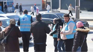 K�r�ehir'de �zel bireylerden kad�nlara g�l ve karanfil