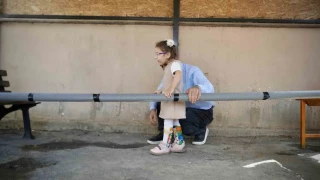 K�z� i�in su y�r�me bariyeri yapt�: 'Baba ben de ko�aca��m'