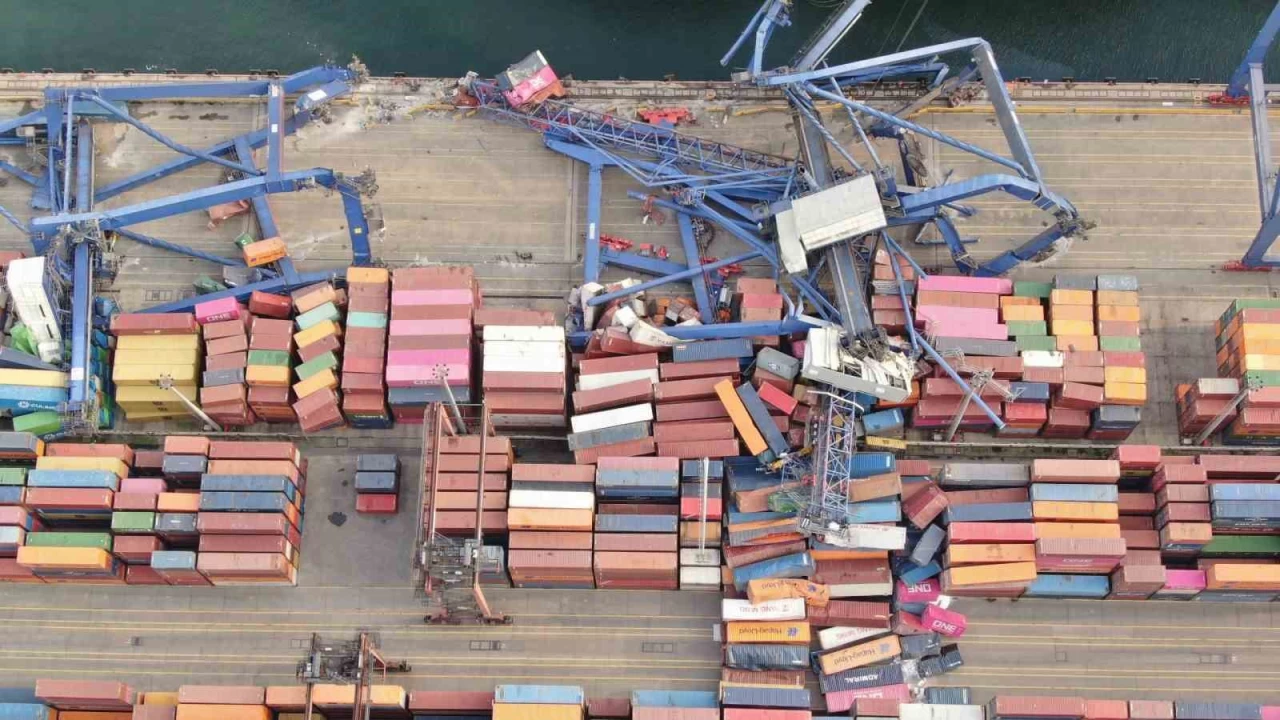 Kocaeli'nde geminin çarptığı vinçlerin devrildi