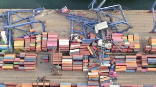 Kocaeli'nde geminin çarptığı vinçlerin devrildi