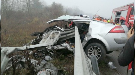 Kontrolden çıkan otomobil bariyerlere saplandı