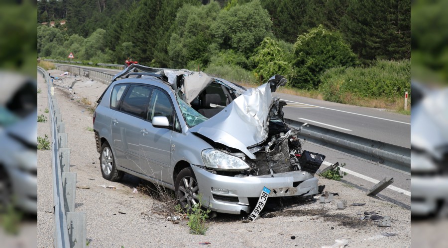 Kontrolden ��kan otomobil ref�je u�tu