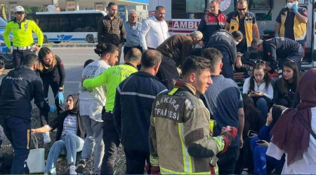 Kontrolden çıkan servis aracı devrildi