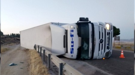 Kontrolden çıkan tır yan yattı: 1 yaralı