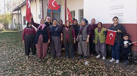 Köylerinde çocuk olmayınca Cumhuriyet'in 100. yılını ezberledikleri şiirlerle kutladılar