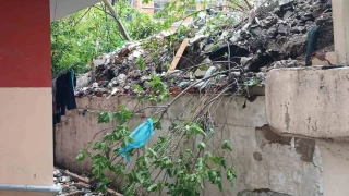 Küçükçekmece'de bir binanın istinat duvarı çöktü