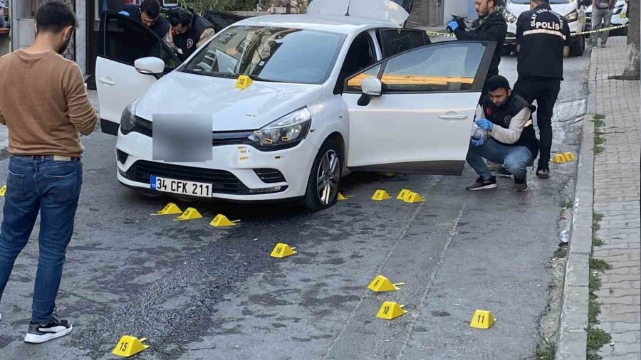 Küçükçekmece'de otomobile çapraz ateş: 1 yaralı