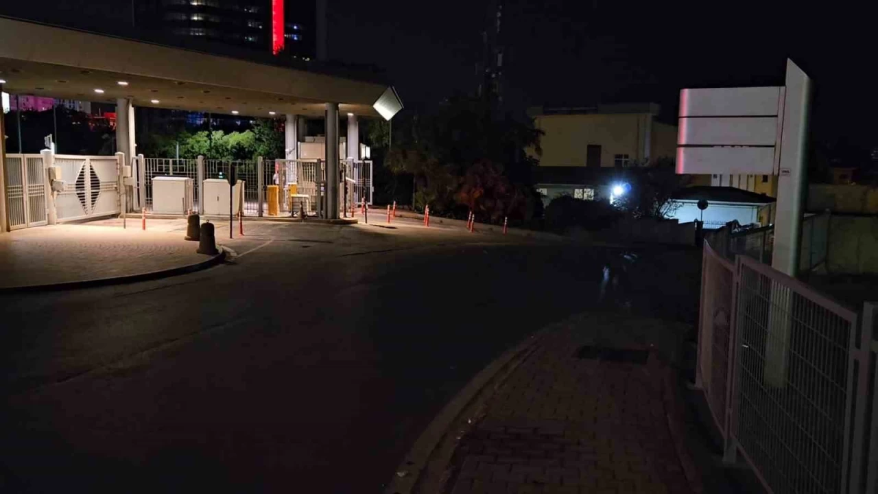 Levent'te banka g�venlik g�revlisi, 2 arkada��n� vurdu