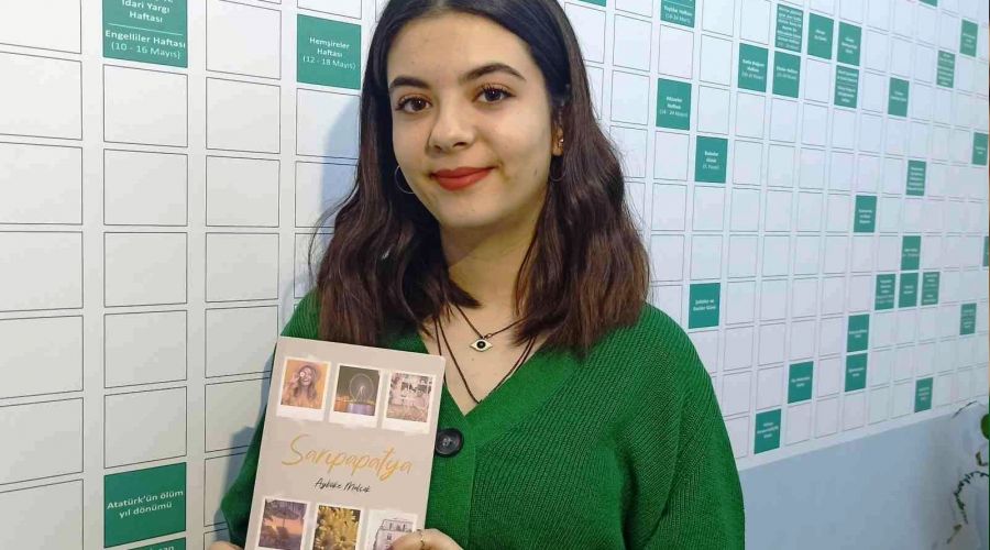 Lise rencisi Aybke'den 746 sayfalk roman