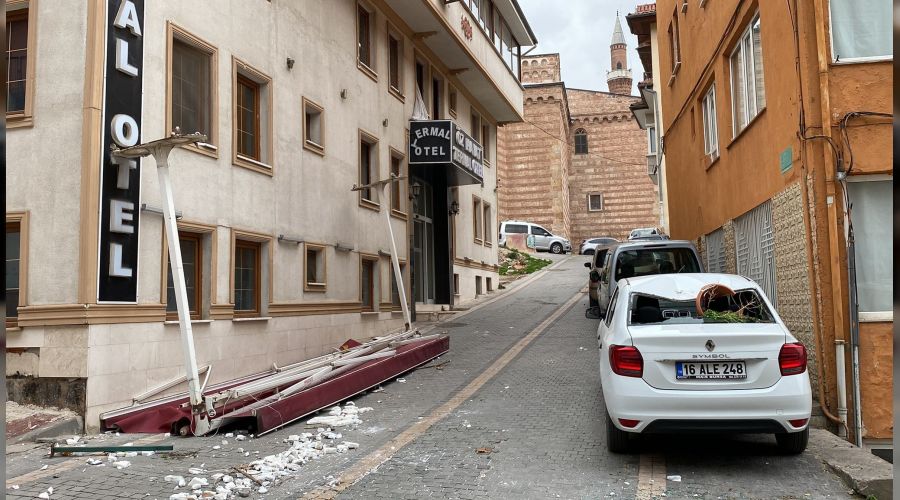 Lodos Bursa'y� k�t� vurdu