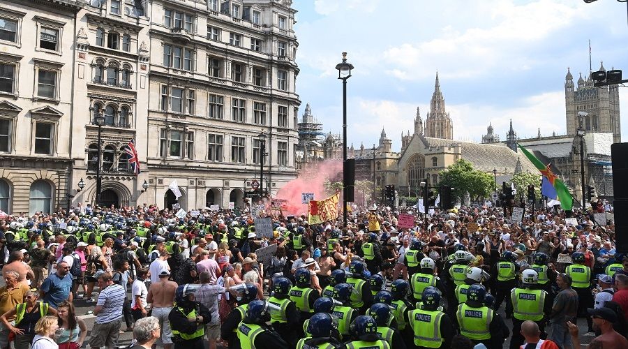 Londra'da aşı karşıtlarından protesto: 11 gözaltı