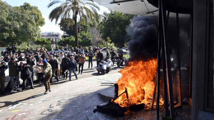 L�bnan'da halk banka �ubelerini ate�e verdi