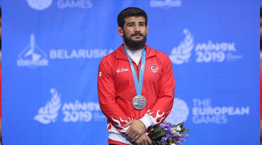 Madalyasını şehit ailelerine armağan etti