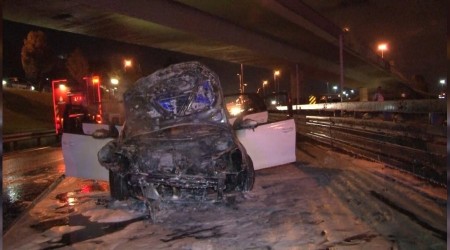 Makas atarak kaza yapan otomobil alev alev yandı