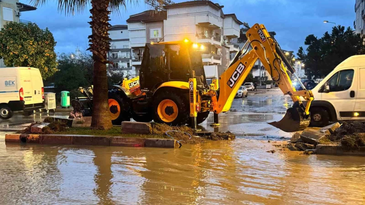 Manavgat'ta büyükşehir ekipleri 51 su baskınına müdahale etti