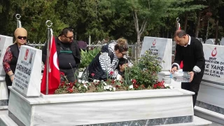 Mezarlıklar doldu taştı: Hüzün ve gurur