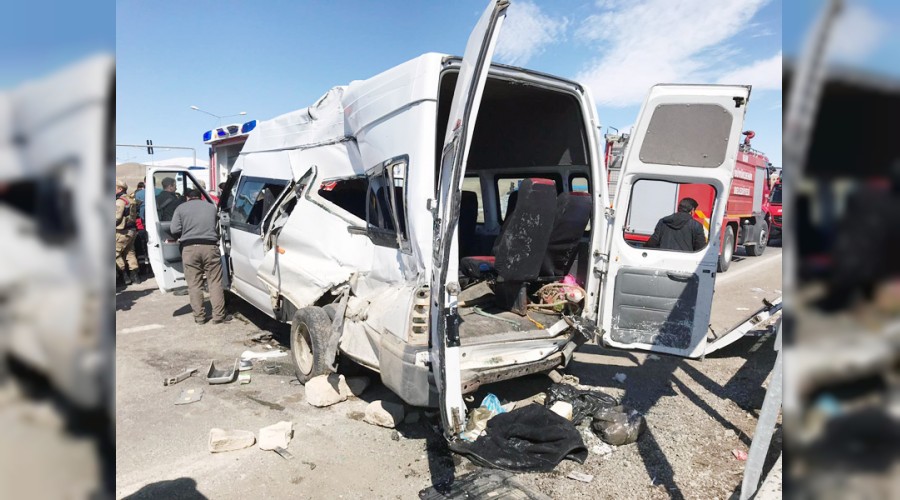 Mitinge giden polisler kaza yaptı