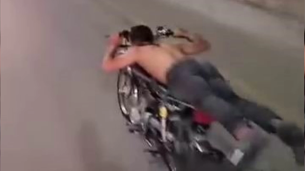 Motosikletin �zerine uzand�, can�n� hi�e sayd�