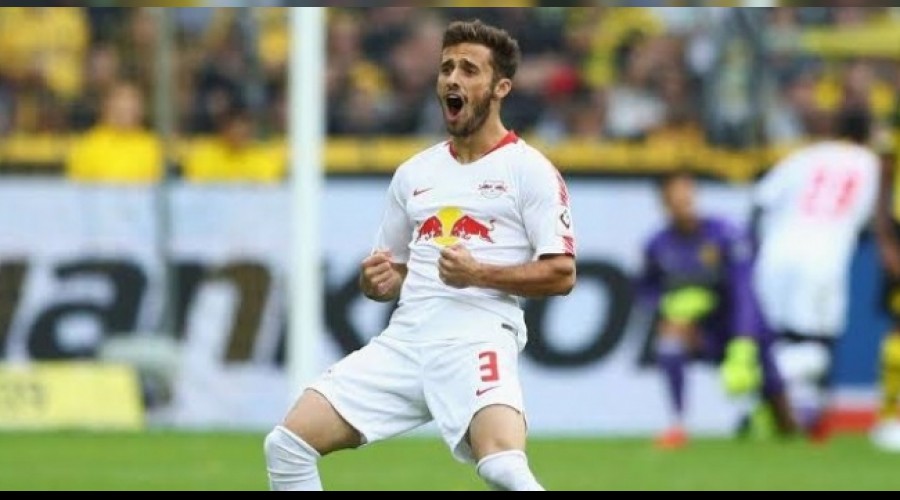 Muslera vatanda��n� getiriyor