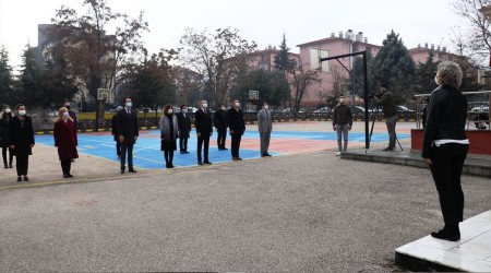 Okullarda bayrak töreni yapıldı, İstiklal Marşı okundu