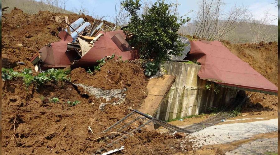 Ordu'da heyelan evleri yuttu