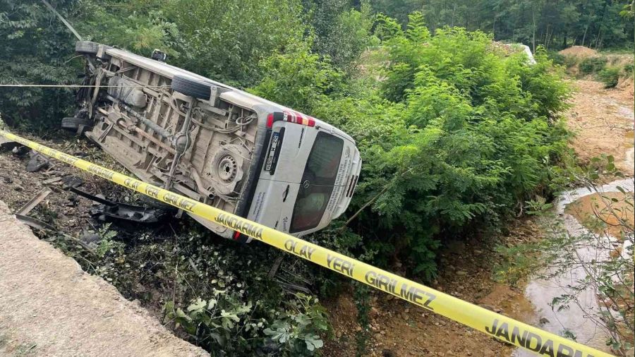 Ordu'da yolcu minibüsü köprüden uçtu: 8 yaralı
