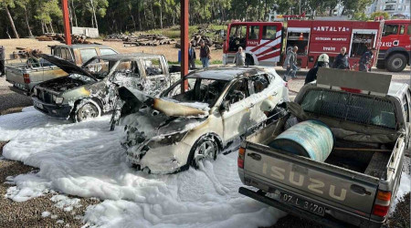 Orman İşletme şefliği otoparkında 3 araç yandı