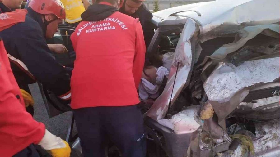 Otobanda feci kaza, 5 ki�i hayat�n� kaybetti