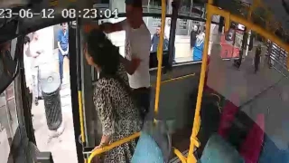 Otobüs şoförü, kadın yolcuyu tartakladı