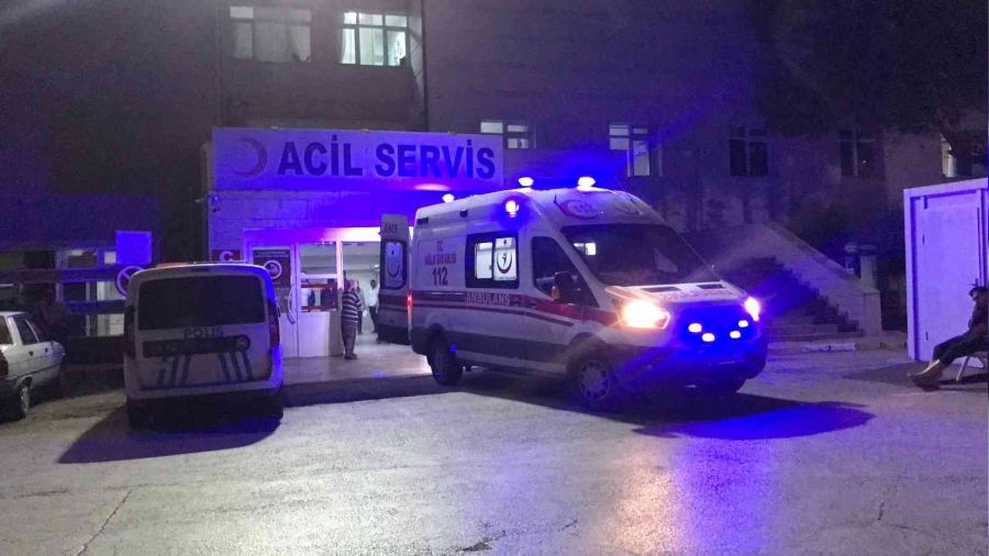 Otomobil huzur evinin duvarına çarptı