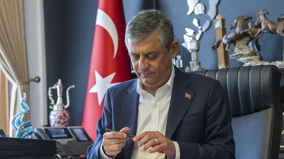 �zg�r �zel ve 90 milletvekilinin CHP'den istifas�yla Meclis aritmeti�i b�y�k oranda de�i�ecek