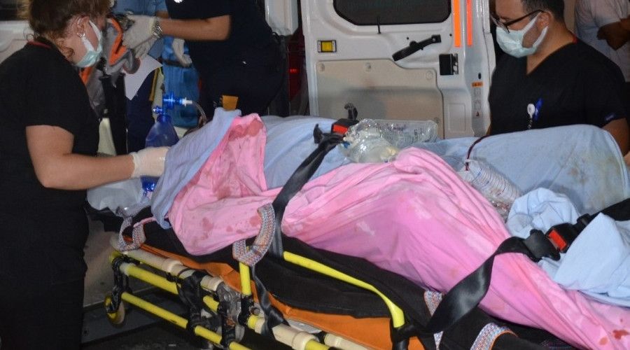 Parkta alkol al�rken ate� yakan �ah�s kendini yakt�