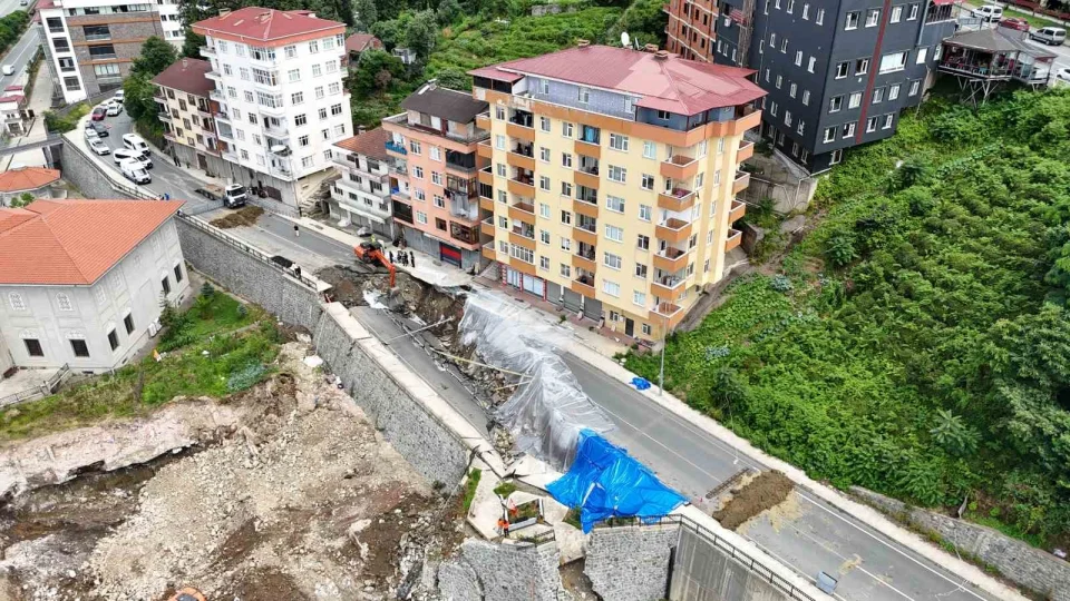 Rize'de çöken yolla ilgili tahliye edilen bina sakinleri "Biz uyarmıştık" dedi