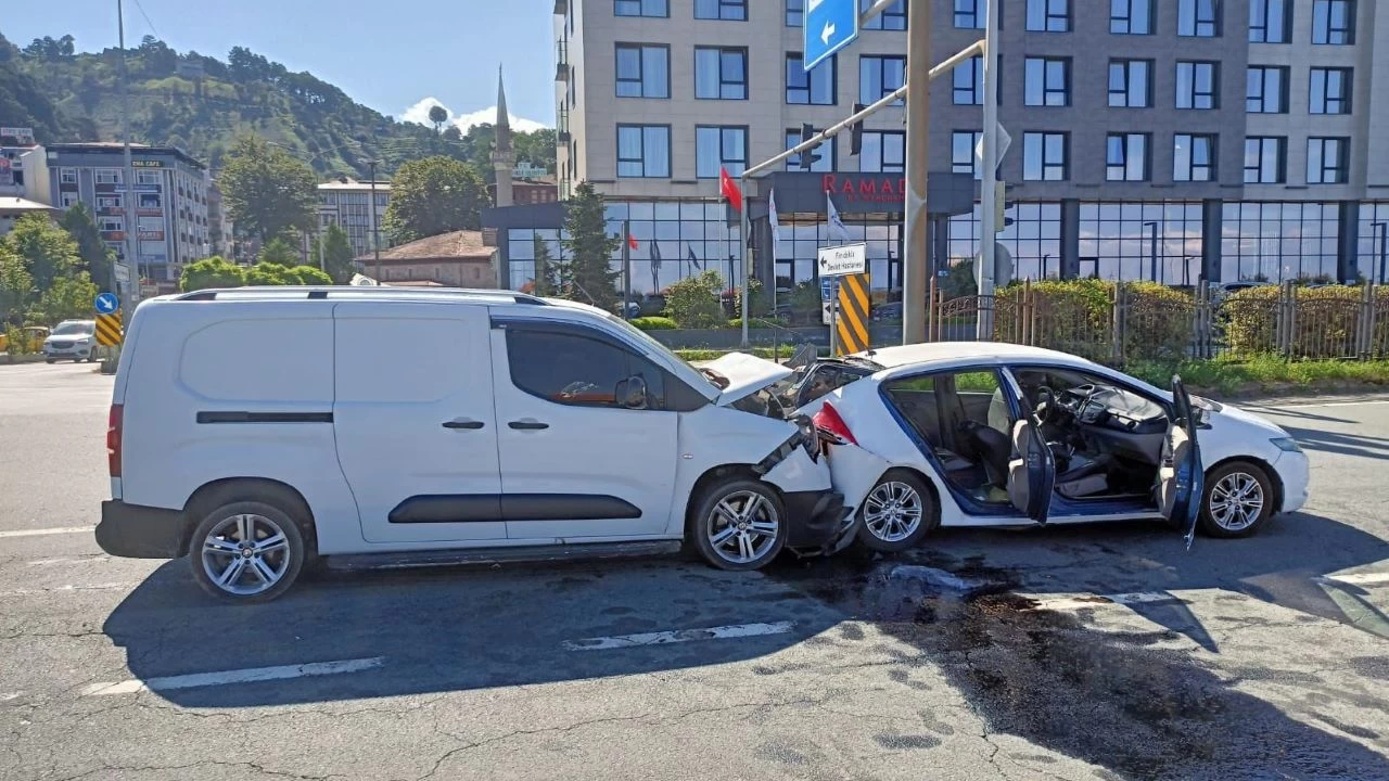 Rize'de trafik kazas�: 1 �l�, 5 yaral�
