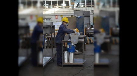 Sanayi belini dorultamyor