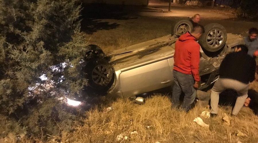 �arampole yuvalanan ara�taki s�r�c�y� vatanda�lar kurtard�