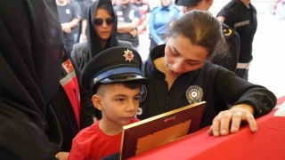 Şehidin eşi ve çocuğundan yürek yakan veda