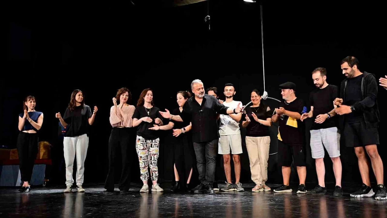 �ehir Tiyatrosu ekim ay�nda perdelerini a��yor