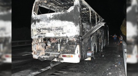 Seyir halindeki otobüs yandı