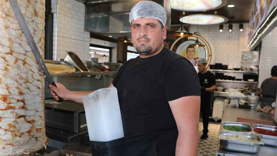 Sıcaklara karşı Adana usulü çözüm: Vücuduna kalıp buz bağladı